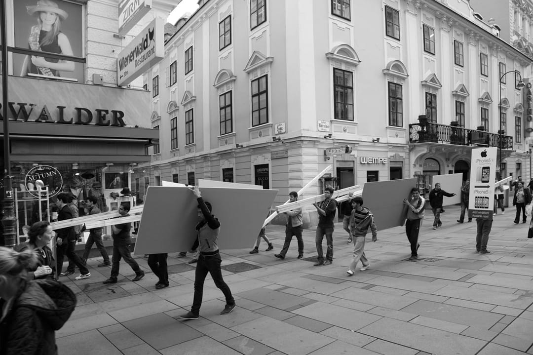 16 Bauarbeiter trugen im Rahmen einer streng choreographierten Performance, die im September 2013 in Wien stattfand, Material vom Karlsplatz durch die Kärntner Straße, der bekannten Fußgängerzone Wiens, bis zum Stephansplatz.