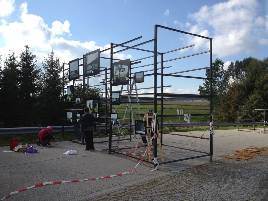 Installation am Grenzübergang Fratres/Slavonice von Iris Andraschek und Hubert Lobnig mit Arbeiten von Katrin Hornek, Lukáš Houdek, Agnieszka Kalinowska, Franz Kapfer, Abbé J. Libansky, Zbigniew Libera, Heidi Schatzl, Johanna Tinzl & Stefan Flunger.