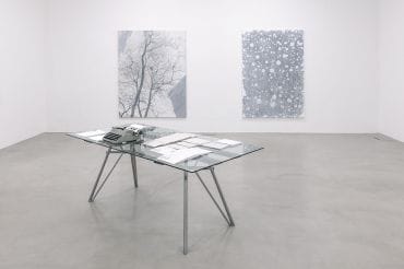 Die Ausstellung „Empfindliches Gleichgewicht“ präsentiert in elf Räumen sowohl das autonome Schaffen, als auch gemeinsame Projekte der beiden Künstler_innen Iris Andraschek und Hubert Lobnig.